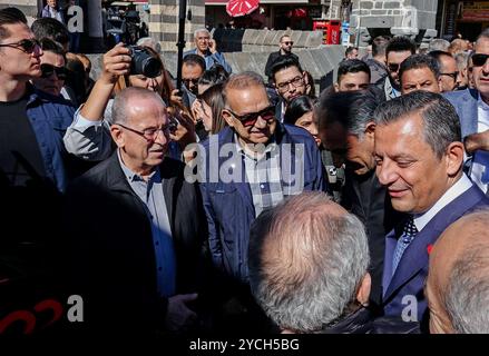 Diyarbakir, Turquie. 23 octobre 2024. Le président du CHP, Ozgur Ozel (à droite), est vu parler à des gens le long de la rue lors de sa visite à Diyarbakir. Ozgur Ozel, président du principal parti d'opposition, le Parti républicain du peuple (CHP) en Turquie, a visité Diyarbakir, la plus grande ville kurde et le centre de la politique kurde. Dans un contexte de débat intense sur la question kurde, le dirigeant du CHP Ozgur Ozel visite les villes kurdes de Diyarbakir, Batman, Mardin, Sirnak, Van et Hakkari, accompagné d'un grand nombre de cadres de parti et de députés. Crédit : SOPA images Limited/Alamy Live News Banque D'Images