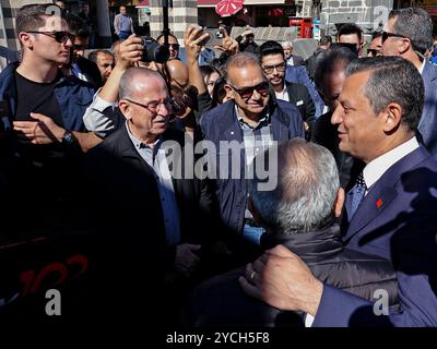 Diyarbakir, Turquie. 23 octobre 2024. Le président du CHP, Ozgur Ozel (à droite), est vu parler à des gens le long de la rue lors de sa visite à Diyarbakir. Ozgur Ozel, président du principal parti d'opposition, le Parti républicain du peuple (CHP) en Turquie, a visité Diyarbakir, la plus grande ville kurde et le centre de la politique kurde. Dans un contexte de débat intense sur la question kurde, le dirigeant du CHP Ozgur Ozel visite les villes kurdes de Diyarbakir, Batman, Mardin, Sirnak, Van et Hakkari, accompagné d'un grand nombre de cadres de parti et de députés. Crédit : SOPA images Limited/Alamy Live News Banque D'Images