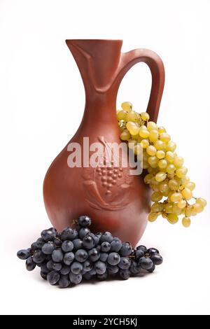 Cruche traditionnelle en argile pour le vin avec grappes de raisin Banque D'Images