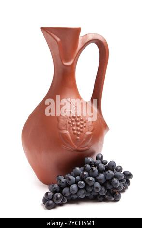 Cruche traditionnelle en argile pour le vin avec grappes de raisin Banque D'Images