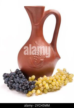 Cruche traditionnelle en argile pour le vin avec grappes de raisin Banque D'Images