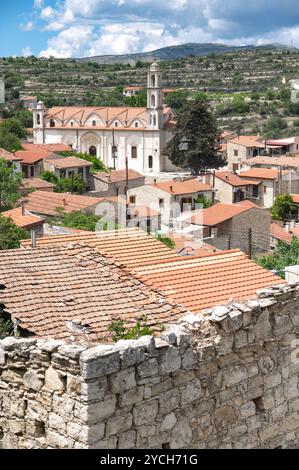 Le village de Lofou, avec ses maisons traditionnelles en pierre et ses toits en terre cuite, est dominé par la présence imposante de son église Banque D'Images