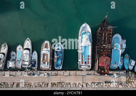 Bateaux et yachts amarrés à l'embarcadère vue aérienne d'en haut montrant la voile et le concept de luxe. Ayia Napa, Chypre Banque D'Images