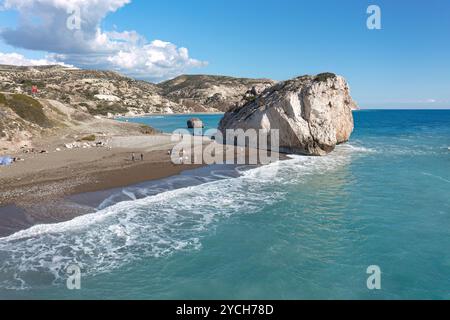 Touristes appréciant la plage et la vue sur la pile de la mer appelé le rocher d'Aphrodite (Petra tou Romiou) par une journée ensoleillée. District de Paphos, Chypre Banque D'Images