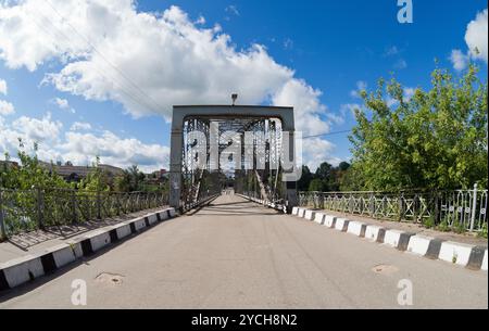 Vieux pont métallique en arc en région de Novgorod, en Russie. Banque D'Images