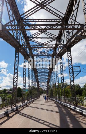 Vieux pont métallique en arc en région de Novgorod, en Russie. Vue de l'intérieur. Banque D'Images