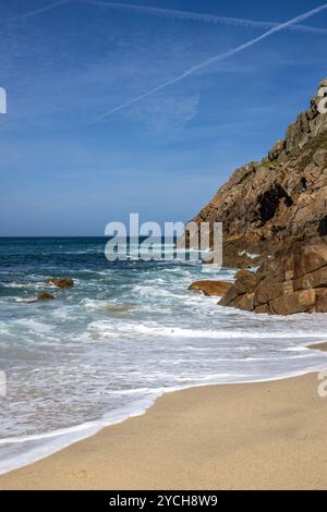 La plage de sable et les falaises escarpées de Portheras Cove sur la côte de Cornouailles Banque D'Images