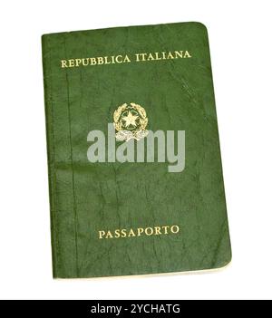 Ancien passeport italien isolé sur fond blanc Banque D'Images