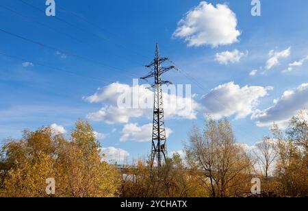 L'électricité à haute tension pylône sur ciel bleu Banque D'Images