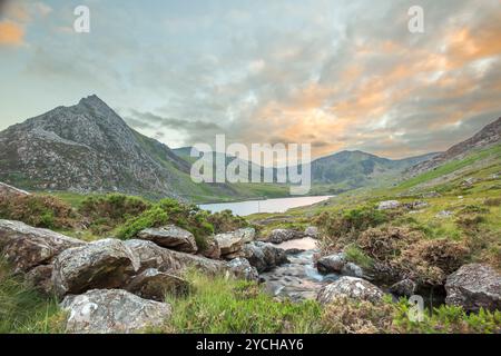 Vue sur le lac Ogwen et Tryfan avec l'eau coulant au premier plan d'un sentier jusqu'à Pen yr Ole Wen, parc national de Snowdonia, pays de Galles, Royaume-Uni. Banque D'Images