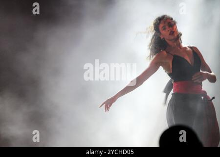 Bizerte, Tunisie. 03 août 2024. La chanteuse tunisienne Mortadha Ftiti et son groupe se produisent lors de la 41ème édition du Festival International de Bizerte. Au cours de l'événement, le drapeau palestinien et des images d'enfants palestiniens ont été exposés en solidarité avec les Palestiniens. Le Festival International de Bizerte, qui se déroule à l'amphithéâtre de Bizerte, organise plusieurs spectacles de musique, de danse et de théâtre Banque D'Images