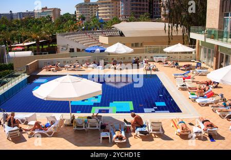 Au soleil au bord de la piscine Banque D'Images