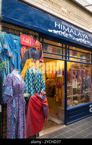 Cadeaux de la boutique de vêtements HIMALAYA vend des vêtements durables, des accessoires faits à la main et des cadeaux provenant principalement du Népal Greenwich Market Londres Banque D'Images