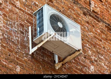 Pompe à chaleur climatisation monté sur mur en briques anciennes Banque D'Images