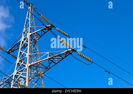 L'électricité à haute tension pylône sur ciel bleu Banque D'Images