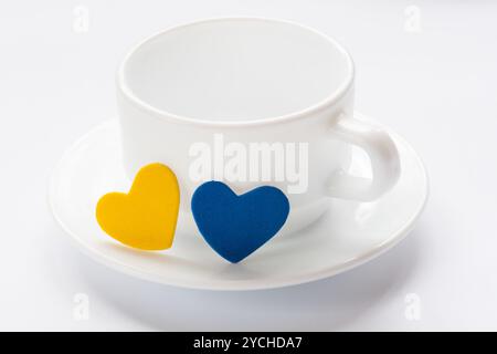 Tasse vide et soucoupe avec des coeurs Banque D'Images