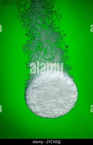 Comprimé dans un verre d'eau Banque D'Images