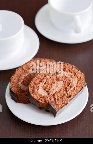 Deux tranches de savoureux gâteau au chocolat sur une assiette Banque D'Images