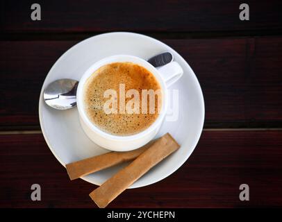 White tasse de café fraîchement moulu avec le sucre Banque D'Images