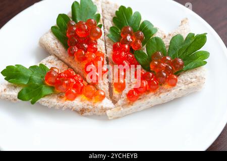 Tartelettes au caviar et le persil dans une assiette Banque D'Images