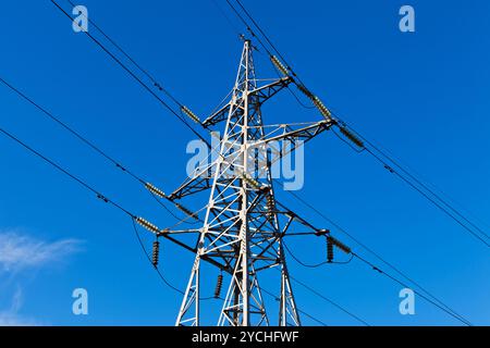 L'électricité à haute tension pylône sur ciel bleu Banque D'Images