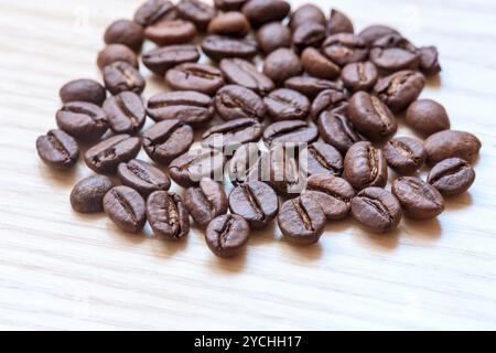 Grains de café sur fond blanc en bois Banque D'Images