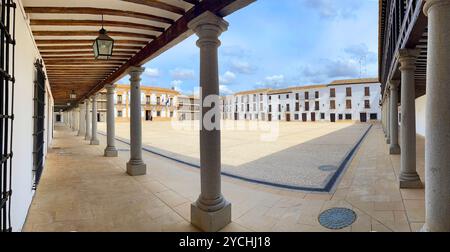 Plaza Mayor, vue panoramique. Tembleque, province de Tolède, Castilla la Mancha, Espagne. Banque D'Images