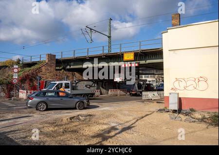 Berlin, Stadtbild, Umbau des Bahnhofs Berlin-Köpenick zum Regionalbahnhof, im Bild : Sperrung der Bahnhofstraße im Brückenbereich des S-Bahnhofs Köpenick, 23.10. 2024, *** Berlin, paysage urbain, conversion de la station Berlin Köpenick en station régionale, dans la photo fermeture de Bahnhofstraße dans le quartier du pont de la station S-Bahn Köpenick, 23 10 2024, Copyright : xMatthiasxKochx Banque D'Images