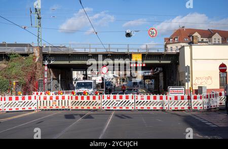 Berlin, Stadtbild, Umbau des Bahnhofs Berlin-Köpenick zum Regionalbahnhof, im Bild : Sperrung der Bahnhofstraße im Brückenbereich des S-Bahnhofs Köpenick, 23.10. 2024, *** Berlin, paysage urbain, conversion de la station Berlin Köpenick en station régionale, dans la photo fermeture de Bahnhofstraße dans le quartier du pont de la station S-Bahn Köpenick, 23 10 2024, Copyright : xMatthiasxKochx Banque D'Images