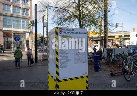 Berlin, Stadtbild, Umbau des Bahnhofs Berlin-Köpenick zum Regionalbahnhof, im Bild : Hinweise zur Sperrung der Bahnhofstraße im Brückenbereich des S-Bahnhofs Köpenick, 23.10. 2024, *** Berlin, paysage urbain, conversion de la station Berlin Köpenick en station régionale, dans l'image information sur la fermeture de Bahnhofstraße dans le quartier du pont de la station S-Bahn Köpenick, 23 10 2024, Copyright : xMatthiasxKochx Banque D'Images