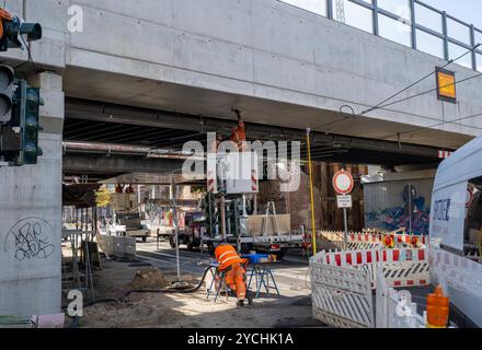 Berlin, Stadtbild, Umbau des Bahnhofs Berlin-Köpenick zum Regionalbahnhof, im Bild : Sperrung der Bahnhofstraße im Brückenbereich des S-Bahnhofs Köpenick / Blick von der Mahlsdorfer Straße, 23.10. 2024, *** Berlin, paysage urbain, conversion de la station Berlin Köpenick en station régionale, la photo montre la fermeture de Bahnhofstrasse dans le quartier du pont de la station Köpenick S, vue depuis Mahlsdorfer Strasse, 23 10 2024, Copyright : xMatthiasxKochx Banque D'Images