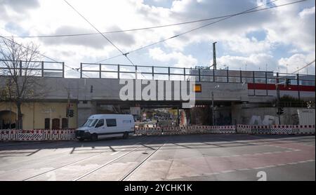 Berlin, Stadtbild, Umbau des Bahnhofs Berlin-Köpenick zum Regionalbahnhof, im Bild : Sperrung der Bahnhofstraße im Brückenbereich des S-Bahnhofs Köpenick / Blick von der Mahlsdorfer Straße, 23.10. 2024, *** Berlin, paysage urbain, conversion de la station Köpenick de Berlin en station régionale, la photo montre la fermeture de Bahnhofstrasse dans le quartier du pont de la station S-Bahn de Köpenick, vue de Mahlsdorfer Strasse, 23 10 2024, Copyright : xMatthiasxKochx Banque D'Images