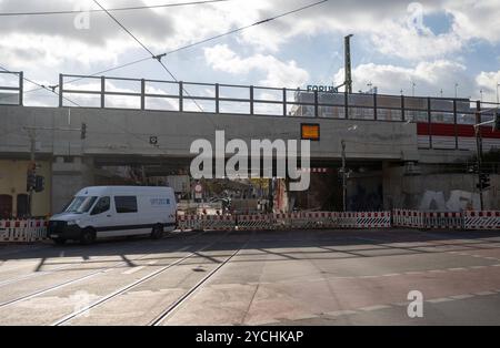 Berlin, Stadtbild, Umbau des Bahnhofs Berlin-Köpenick zum Regionalbahnhof, im Bild : Sperrung der Bahnhofstraße im Brückenbereich des S-Bahnhofs Köpenick / Blick von der Mahlsdorfer Straße, 23.10. 2024, *** Berlin, paysage urbain, conversion de la station Köpenick de Berlin en station régionale, la photo montre la fermeture de Bahnhofstrasse dans le quartier du pont de la station S-Bahn de Köpenick, vue de Mahlsdorfer Strasse, 23 10 2024, Copyright : xMatthiasxKochx Banque D'Images