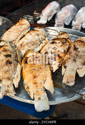 Cuisine thaïlandaise traditionnelle au marché. Poisson grillé Banque D'Images