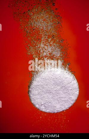 Comprimé dans un verre d'eau Banque D'Images