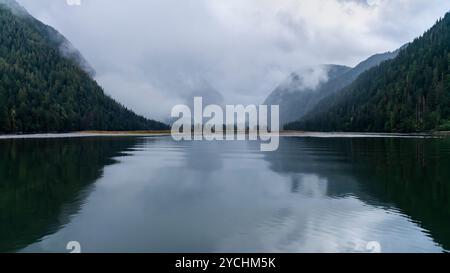 Une tempête de pluie traverse le fjord de montagne profond de K'ootz/Khutze Inlet en Colombie-Britannique, au Canada Banque D'Images