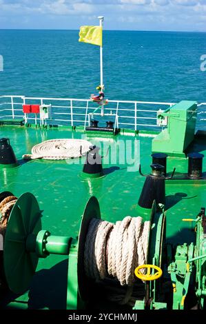 Voyageant par mer sur ferry. Paysage avec la mer bleu ciel. Vue du pont du navire à l'aide de cordes et d'un drapeau Banque D'Images