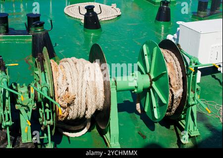 Voyageant par la mer. Close up rope sur le mécanisme à ferry pont de bateau Banque D'Images