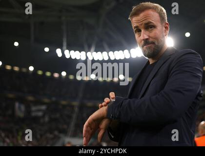 Turin, Italie. 22 octobre 2024. Sebastian Hoeness, entraîneur-chef du VfB Stuttgart, réagit alors qu'il vérifie sa montre-bracelet avant le coup d'envoi du match de l'UEFA Champions League au Juventus Stadium de Turin. Le crédit photo devrait se lire : Jonathan Moscrop/Sportimage crédit : Sportimage Ltd/Alamy Live News Banque D'Images