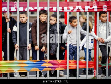 AMSTERDAM - les enfants regardent à travers les clôtures au coup d'envoi du tournoi de football de rue d'Amsterdam dans le cadre de l'année jubilaire d'Amsterdam 750. Il s’agit d’un tournoi pour les jeunes âgés de 10 à 16 ans, dans lequel des jeunes de différents quartiers de la ville se rencontrent et jouent au football les uns contre les autres. ANP SEM VAN DER WAL netherlands Out - belgique Out Banque D'Images