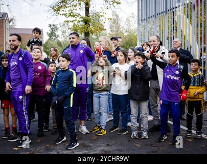 AMSTERDAM - les enfants regardent pendant le coup d'envoi du tournoi de football de rue d'Amsterdam dans le cadre de l'année jubilaire d'Amsterdam 750. Il s’agit d’un tournoi pour les jeunes âgés de 10 à 16 ans, dans lequel des jeunes de différents quartiers de la ville se rencontrent et jouent au football les uns contre les autres. ANP SEM VAN DER WAL netherlands Out - belgique Out Banque D'Images