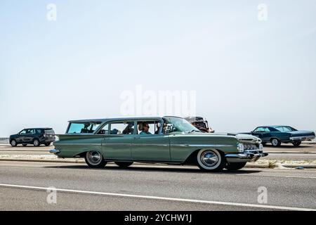 Gulfport, Mississippi - 4 octobre 2023 : vue latérale grand angle d'une familiale Parkwood 1959 de Chevrolet lors d'un salon automobile local. Banque D'Images