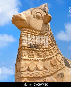 Grande statue de Nandi Bull devant le temple hindou Gangaikonda Cholapuram. Dans l'hindouisme, Nandi est un véhicule de Shiva. Architecture sud-indienne. Inde, Tami Banque D'Images