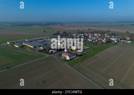 Ortsansicht Skäßchen Ortsansicht Skäßchen nahe Großenhain im Landkreis Meißen. Luftaufnahme mit einer Drohne Skäßchen Sachsen Deutschland *** vue sur la ville Skäßchen vue sur la ville Skäßchen près de Großenhain dans le quartier de Meißen vue aérienne avec un drone Skäßchen Saxe Allemagne Daniel Wagner Banque D'Images