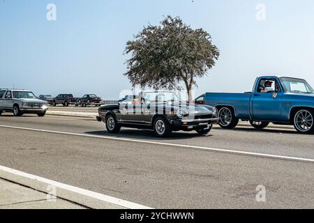 Gulfport, MS - 04 octobre 2023 : vue d'angle avant grand angle d'une Fiat 124 Spider 2000 Cabriolet 1979 lors d'un salon automobile local. Banque D'Images