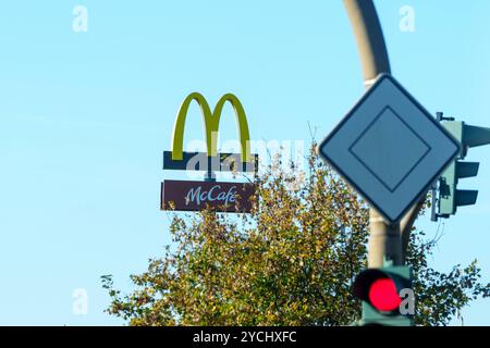 23.10.2024 : Pulheim, Rhein Erft Kreis, NRW, Deutschland Bild : MC Donalds Schild hinter einer roten Ampel *** 23 10 2024 Pulheim, Rhein Erft Kreis, NRW, Allemagne photo Mc Donalds panneau derrière un feu rouge Banque D'Images