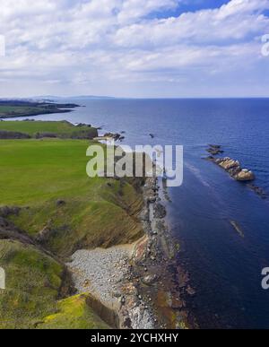 Vue aérienne à une belle plage rocheuse près de Varvara, Burgas, Bulgarie Banque D'Images