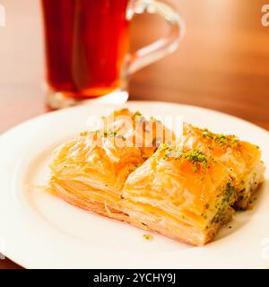 Pâtisseries orientales baklava servies avec une tasse de thé Banque D'Images