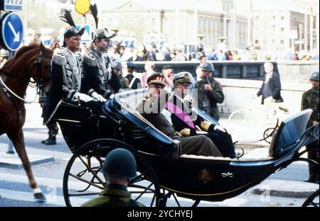 3 Maggio 1994 Stoccolma Archivio Storico Olycom/Lapresse Carlo Gustavo XVI di Svezia (Solna, 30 aprile 1946) è l'attuale re di Svezia. Divenne re alla morte del nonno paterno, il 15 settembre 1973. È figlio del principe Gustavo Adolfo di Svezia e della principessa Sibilla di Sassonia-Coburgo-Gotha, nonché nipote di Gustavo VI Adolfo. Il suo motto personale è för Sverige, i tiden (per la Svezia, nel tempo). Nella Foto : re Alberto II e Carlo Gustavo XVI di Svezia a Stoccolma sur la photo : le roi Albert II et Carl Gustaf XVI de Suède à Stockholm crédit : LaPresse/Alamy Live News Banque D'Images