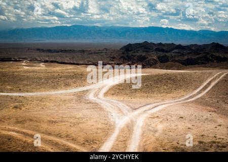 Route rurale vide traversant la prairie Banque D'Images